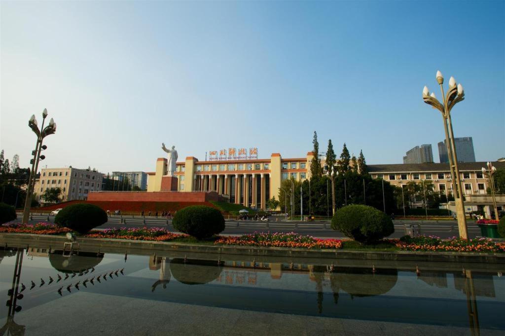 Wanda Reign Chengdu Hotel Exterior photo